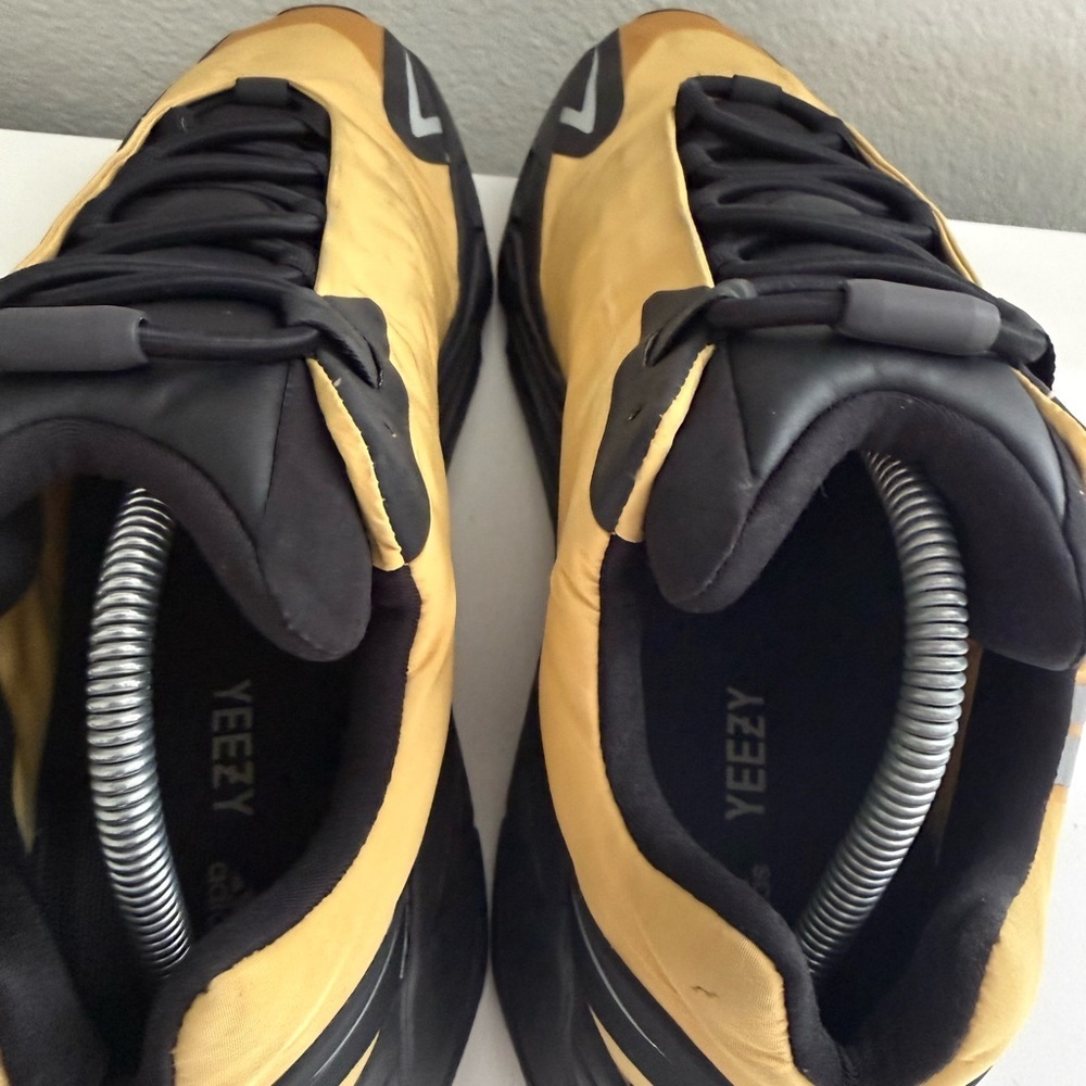 Adidas Yeezy Boost 700 MNVN
Yeezy Wave Runner Sneakers in Gold and Black - Picture 7 of 10
